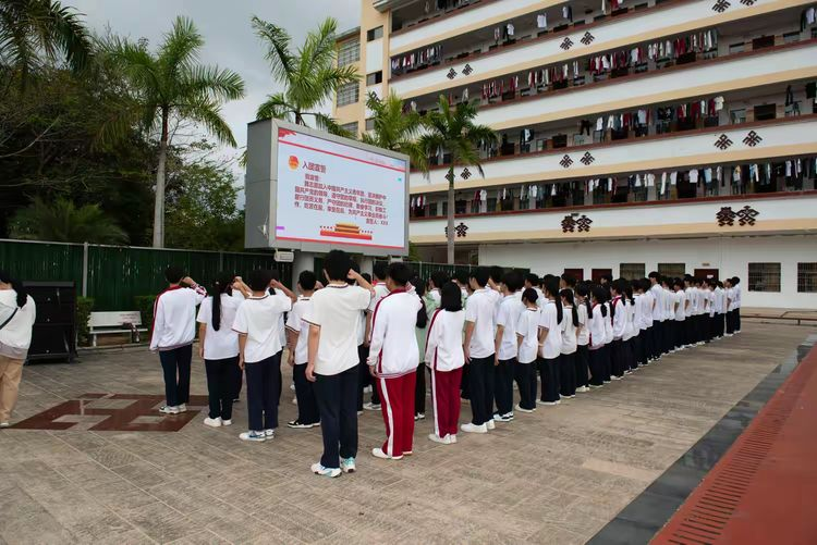 传承五四精神 勇担时代使命——我校举行2025年新团员入团仪式暨表彰大会